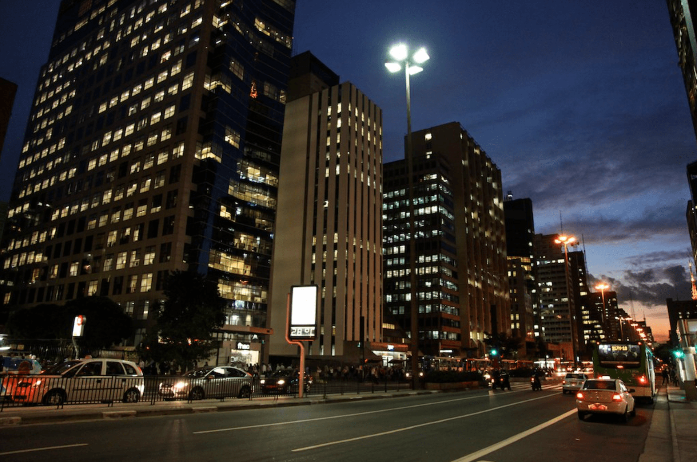 cidade a noite vista de uma viagem de onibus