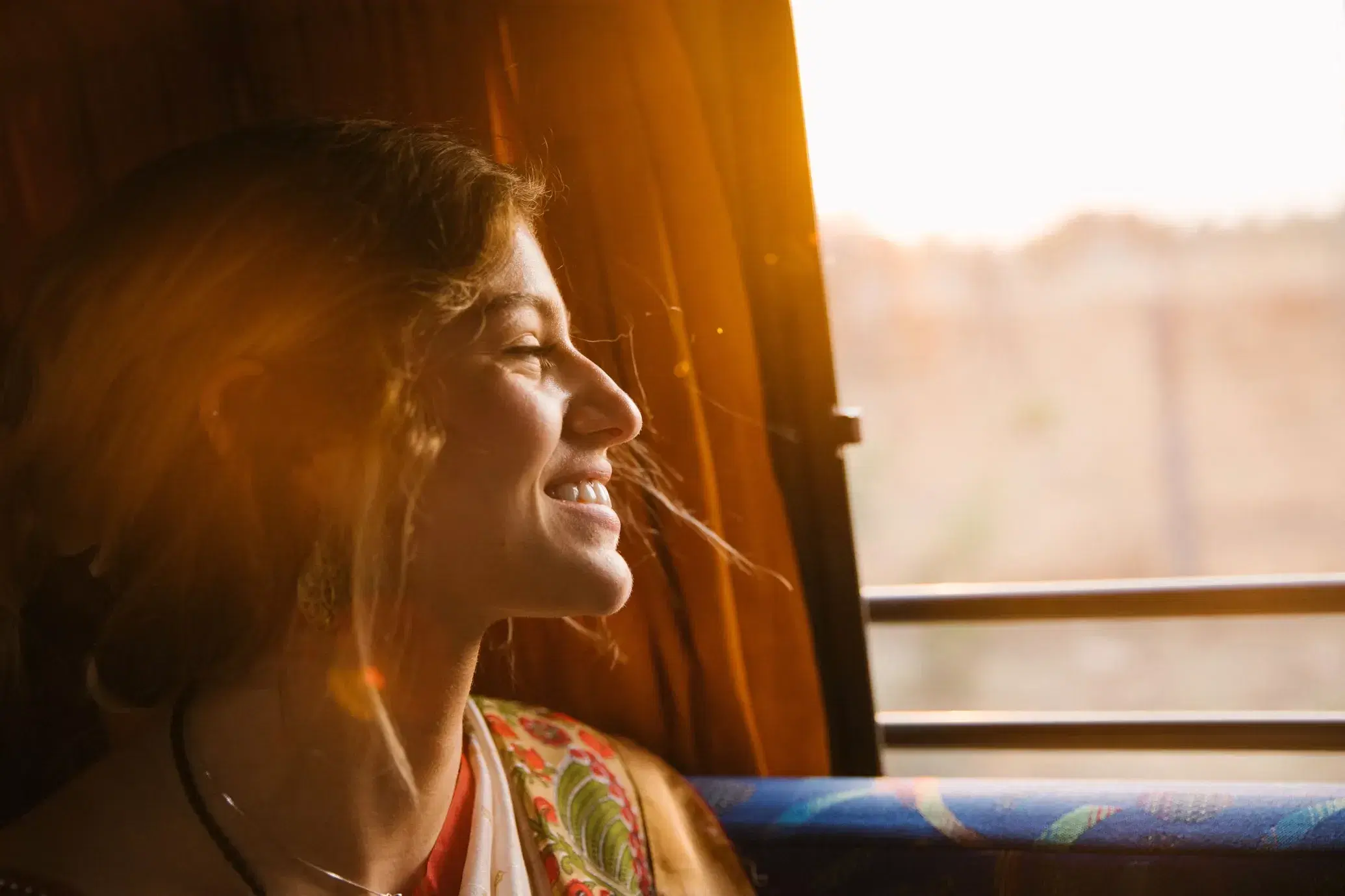 mulher viajando de onibus com o passagensbr