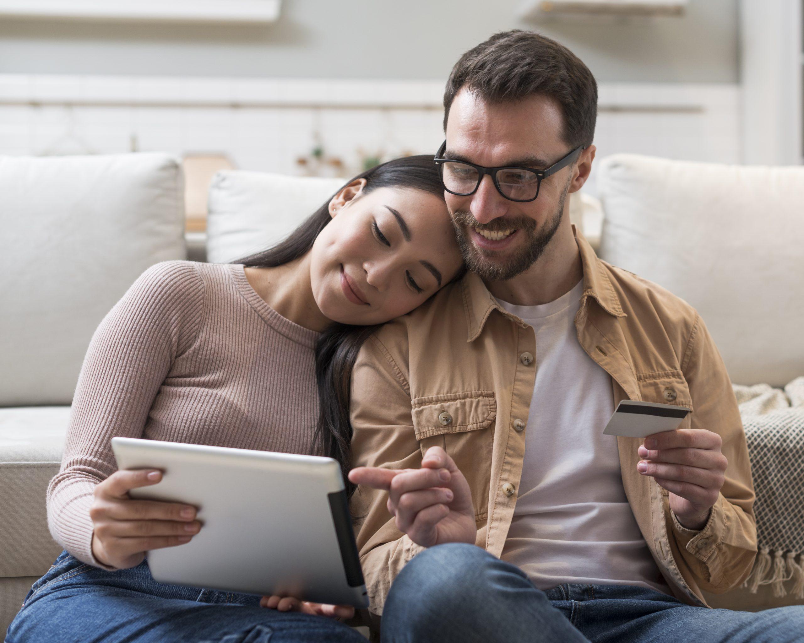 casal comprando passagem de onibus online