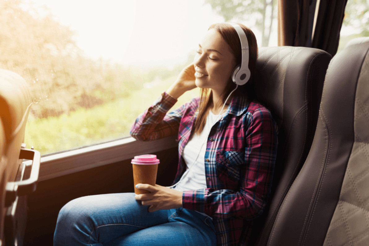 mulher em viagem de ônibus tranquila